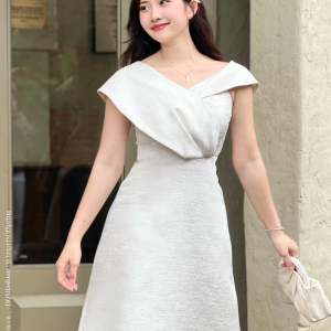Đầm Dự Tiệc Thanh Lịch – Iliya Dress | Thiết Kế Vai Bất Đối Xứng, Đầm Dáng A Tôn Dáng, Vải Tafta Ánh Gỗ Cao Cấp