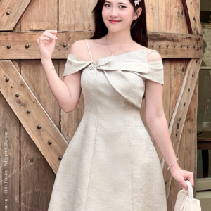 Đầm Dự Tiệc Vai Lệch Cao Cấp – Elera Dress | Nơ Gấp Đính Đá Tinh Tế, Form Xoè Vải Tafta Ánh Gỗ