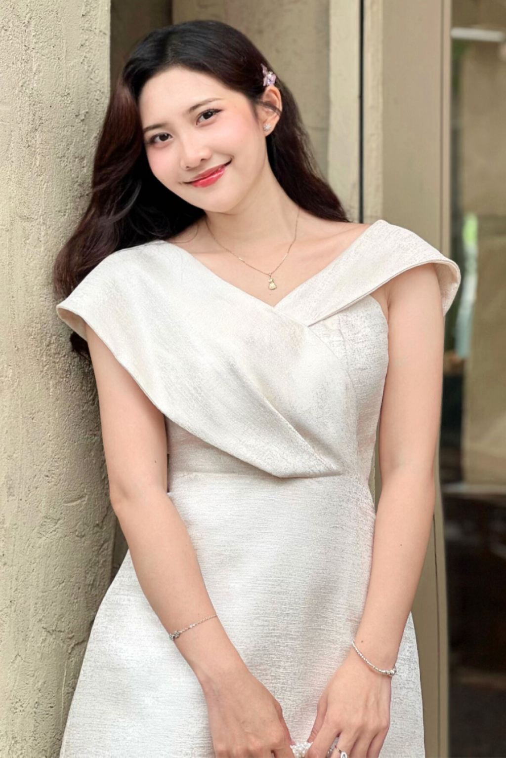 Đầm Dự Tiệc Thanh Lịch – Iliya Dress | Thiết Kế Vai Bất Đối Xứng, Đầm Dáng A Tôn Dáng, Vải Tafta Ánh Gỗ Cao Cấp