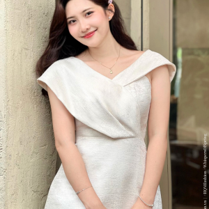 Đầm Dự Tiệc Thanh Lịch – Iliya Dress | Thiết Kế Vai Bất Đối Xứng, Đầm Dáng A Tôn Dáng, Vải Tafta Ánh Gỗ Cao Cấp