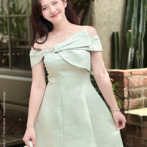 Đầm Dự Tiệc Vai Lệch Cao Cấp – Elera Dress | Nơ Gấp Đính Đá Tinh Tế, Form Xoè Vải Tafta Ánh Gỗ