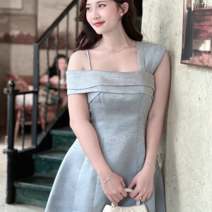 Đầm Dự Tiệc Vai Lệch – Lyra Dress | Phá Cách Tinh Tế, Dáng A Xòe Tôn Dáng, Tafta Ánh Gỗ Cao Cấp