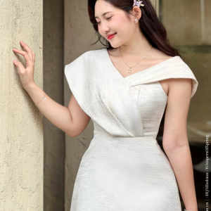 Đầm Dự Tiệc Thanh Lịch – Iliya Dress | Thiết Kế Vai Bất Đối Xứng, Đầm Dáng A Tôn Dáng, Vải Tafta Ánh Gỗ Cao Cấp