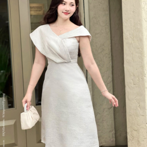 Đầm Dự Tiệc Thanh Lịch – Iliya Dress | Thiết Kế Vai Bất Đối Xứng, Đầm Dáng A Tôn Dáng, Vải Tafta Ánh Gỗ Cao Cấp