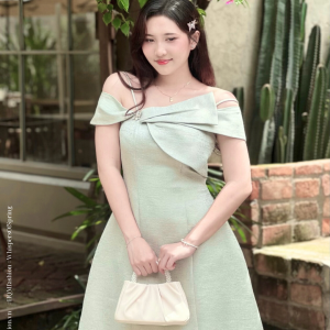 Đầm Dự Tiệc Vai Lệch Cao Cấp – Elera Dress | Nơ Gấp Đính Đá Tinh Tế, Form Xoè Vải Tafta Ánh Gỗ