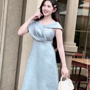 Đầm Dự Tiệc Thanh Lịch – Iliya Dress | Thiết Kế Vai Bất Đối Xứng, Đầm Dáng A Tôn Dáng, Vải Tafta Ánh Gỗ Cao Cấp