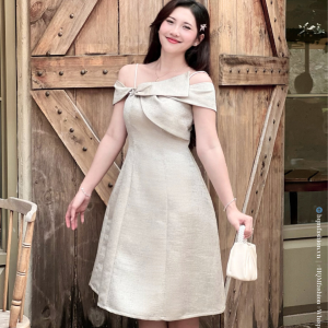 Đầm Dự Tiệc Vai Lệch Cao Cấp – Elera Dress | Nơ Gấp Đính Đá Tinh Tế, Form Xoè Vải Tafta Ánh Gỗ