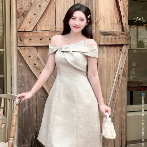 Đầm Dự Tiệc Vai Lệch Cao Cấp – Elera Dress | Nơ Gấp Đính Đá Tinh Tế, Form Xoè Vải Tafta Ánh Gỗ