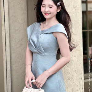 Đầm Dự Tiệc Thanh Lịch – Iliya Dress | Thiết Kế Vai Bất Đối Xứng, Đầm Dáng A Tôn Dáng, Vải Tafta Ánh Gỗ Cao Cấp