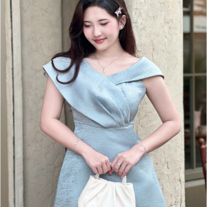 Đầm Dự Tiệc Thanh Lịch – Iliya Dress | Thiết Kế Vai Bất Đối Xứng, Đầm Dáng A Tôn Dáng, Vải Tafta Ánh Gỗ Cao Cấp