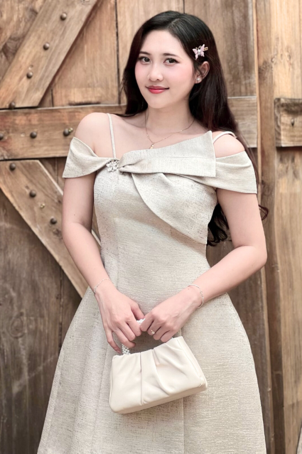 Đầm Dự Tiệc Vai Lệch Cao Cấp – Elera Dress | Nơ Gấp Đính Đá Tinh Tế, Form Xoè Vải Tafta Ánh Gỗ
