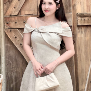 Đầm Dự Tiệc Vai Lệch Cao Cấp – Elera Dress | Nơ Gấp Đính Đá Tinh Tế, Form Xoè Vải Tafta Ánh Gỗ