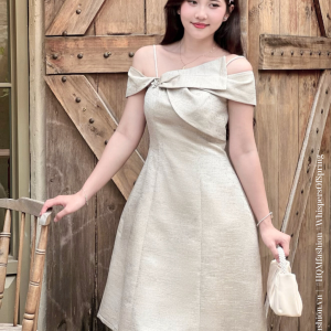 Đầm Dự Tiệc Vai Lệch Cao Cấp – Elera Dress | Nơ Gấp Đính Đá Tinh Tế, Form Xoè Vải Tafta Ánh Gỗ