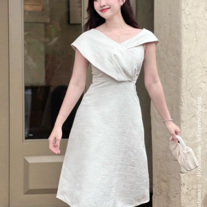Đầm Dự Tiệc Thanh Lịch – Iliya Dress | Thiết Kế Vai Bất Đối Xứng, Đầm Dáng A Tôn Dáng, Vải Tafta Ánh Gỗ Cao Cấp