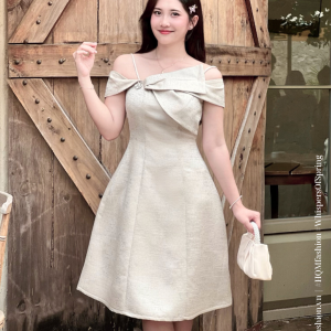 Đầm Dự Tiệc Vai Lệch Cao Cấp – Elera Dress | Nơ Gấp Đính Đá Tinh Tế, Form Xoè Vải Tafta Ánh Gỗ