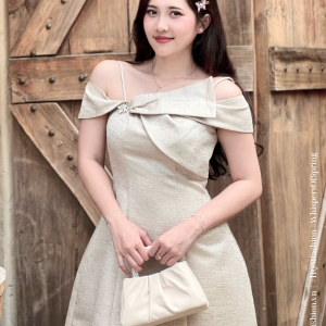 Đầm Dự Tiệc Vai Lệch Cao Cấp – Elera Dress | Nơ Gấp Đính Đá Tinh Tế, Form Xoè Vải Tafta Ánh Gỗ