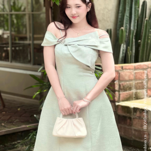 Đầm Dự Tiệc Vai Lệch Cao Cấp – Elera Dress | Nơ Gấp Đính Đá Tinh Tế, Form Xoè Vải Tafta Ánh Gỗ