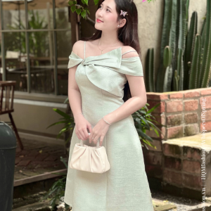 Đầm Dự Tiệc Vai Lệch Cao Cấp – Elera Dress | Nơ Gấp Đính Đá Tinh Tế, Form Xoè Vải Tafta Ánh Gỗ