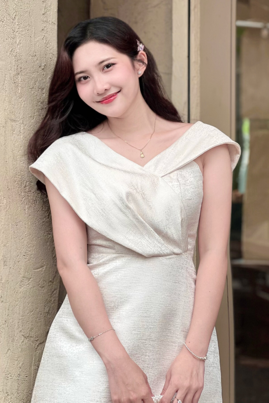 Đầm Dự Tiệc Thanh Lịch – Iliya Dress | Thiết Kế Vai Bất Đối Xứng, Đầm Dáng A Tôn Dáng, Vải Tafta Ánh Gỗ Cao Cấp