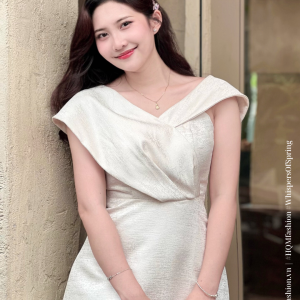 Đầm Dự Tiệc Thanh Lịch – Iliya Dress | Thiết Kế Vai Bất Đối Xứng, Đầm Dáng A Tôn Dáng, Vải Tafta Ánh Gỗ Cao Cấp