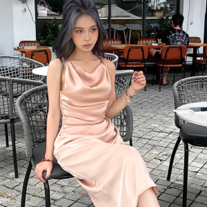Đầm Lụa Cổ Đổ Vai Xoắn - Iris Luxe l Uyển Chuyển Mềm Mại, Thanh Lịch Cùng Lụa Tô Châu Cao Cấp